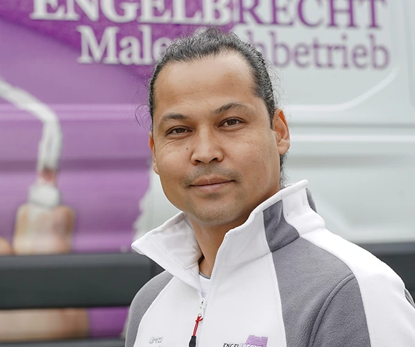 Portrait von Alireza Moradi, Maler- und Lackiergeselle des Engelbrecht Malerfachbetriebs in Seybothenreuth